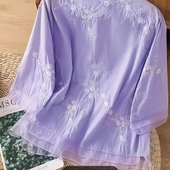 Gorgeous lavender 3/4 sleeve blouse with white embroidery, banded collar, lg - Picture 2 of 6